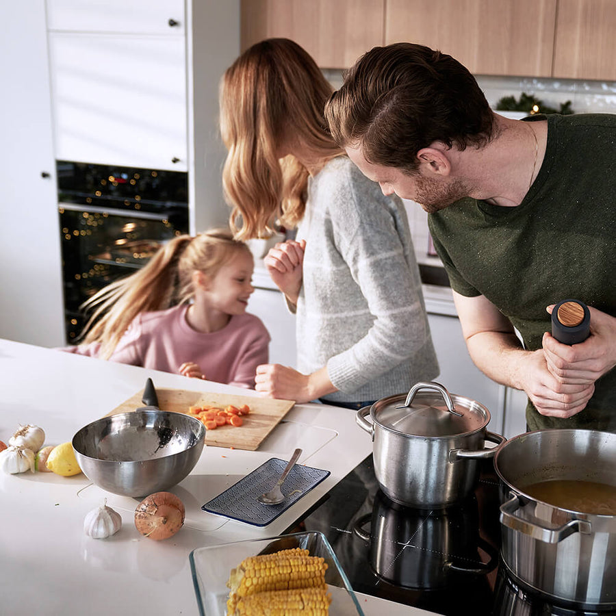 GASLAND IH774BFB Plaque De Cuisson Induction Encastrable 77 Cm, 4 Foyers Avec Cadre En Inox, Zone Spéciale BBQ, PowerBoost, 7000W (Poêle Non Incluse